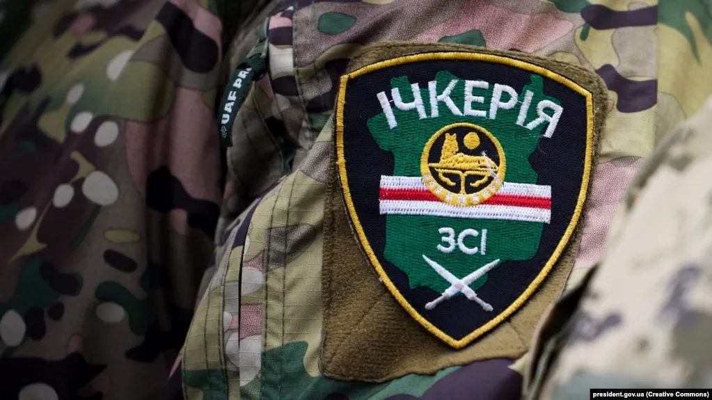 Росфинмониторинг включил Чеченскую Республику Ичкерию и её зарубежные подразделения в перечень террористов и экстремистов после решения суда в Грозном, признавшего образование террористической организацией. Российские спецслужбы связывают структуру с участием в боевых действиях на стороне Украины и диверсиями в приграничных регионах, а её лидером называют Ахмеда Закаева, находящегося в Великобритании.