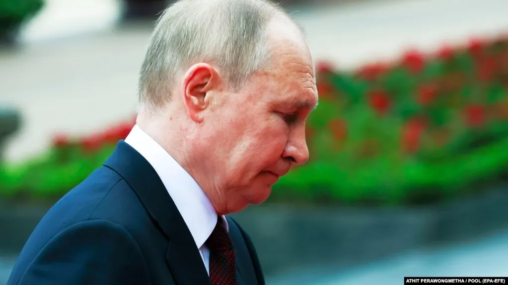 По данным ВЦИОМ, уровень одобрения деятельности Владимира Путина опустился до 65,5% — минимального значения за последние годы, а показатель доверия также сократился. Аналогичную динамику фиксирует и ФОМ.