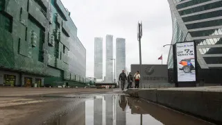По оценкам ЦБ, две трети российских работодателей до конца года не планируют расширять штат из‑за охлаждения спроса. Компании уходят от массового найма, увеличивается доля частичной занятости, а зарплаты пересматриваются точечно.