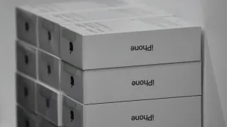 Российские продавцы электроники столкнулись с избытком премиальных смартфонов Apple и Samsung и вынуждены снижать цены из‑за ослабления спроса и падения покупательной способности.