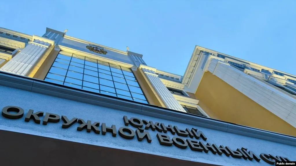 Южный окружной военный суд приговорил трёх молодых людей к срокам от восьми до десяти лет лишения свободы по делу о подготовке поджога военкоматов в Ростове-на-Дону. Они будут отбывать наказание в колонии строгого режима, первые три года — в тюрьме.