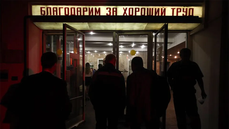 К началу апреля в России работодатели заявили о возможных сокращениях более 105 тысяч сотрудников бюджетной сферы. Больше всего увольнений ожидается в Москве и ряде регионов, что эксперты связывают с дефицитом федерального и региональных бюджетов, а также с цифровизацией и ростом требований к производительности труда.