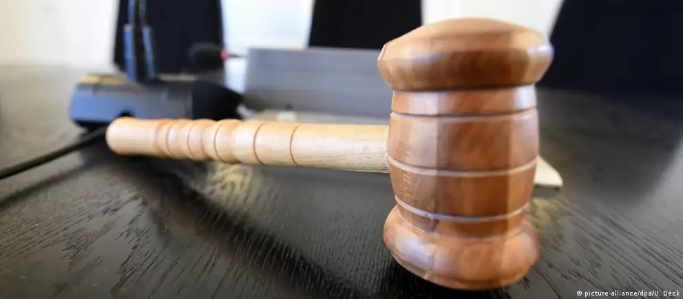 Советский районный суд признал 24‑летнего мужчину виновным в демонстрации запрещённой символики по фотографии; дело инициировали по рапорту сотрудника Центра «Э».