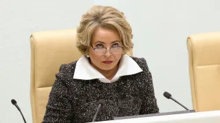 Спикер Совета Федерации Валентина Матвиенко на муниципальном форуме заявила, что России нужно отказаться от «тесных квартир в крупных городах», строить по стране просторное жильё, заводить большие семьи и разбивать цветники во дворах, чтобы остановить вымирание территорий на фоне продолжительной демографической ямы.