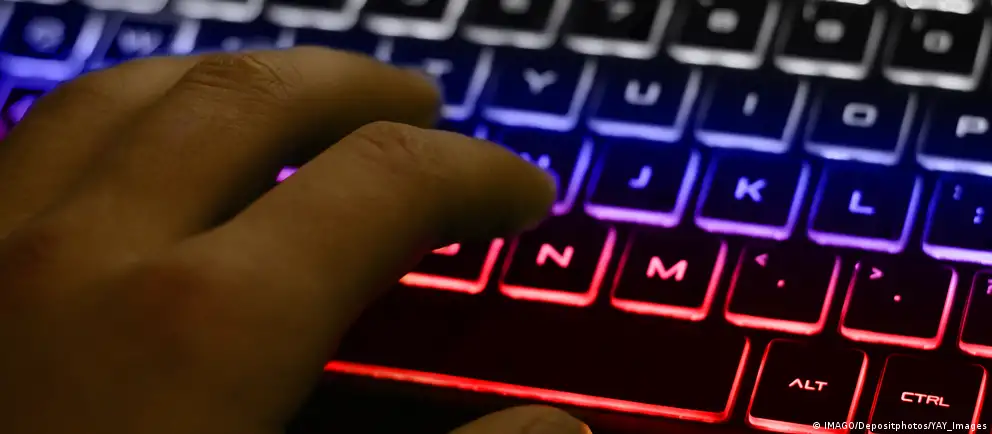 Минцифры прорабатывает механизм сборов за зарубежный интернет‑трафик, к которому планируют приравнять и использование VPN. Сборы сначала могут коснуться мобильных сетей, решение для фиксированного интернета ещё не принято.