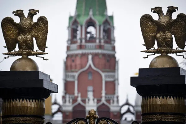 В ряде релизов российских стримингов появились уведомления о том, что из фильмов удалены или скрыты фрагменты. Площадки заявляют, что маркировку делает правообладатель; новые законы усиливают практику самоцензуры.