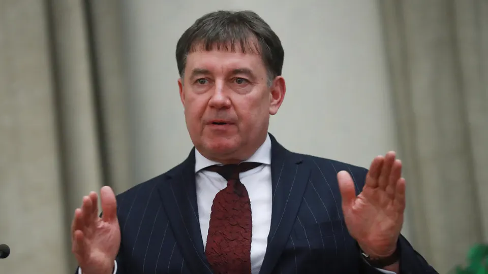 Мосгорсуд оставил в силе решение о национализации имущества бывшего председателя Совета судей России Виктора Момотова, у которого изъяли сеть отелей и более 100 объектов недвижимости на 9 млрд рублей из‑за связей с криминалитетом и нелегальным бизнесом.