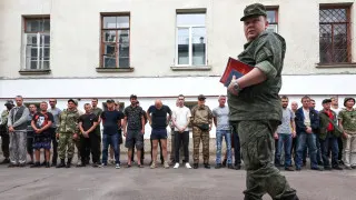 Минобороны разработало поправки, позволяющие проверять военнослужащих на употребление алкоголя прямо в части с помощью экспресс‑тестов, без обязательной доставки в медучреждение. Инициативу объясняют трудностями освидетельствования в условиях боевых действий и сообщениями о наборе в армию людей с алкогольной зависимостью.