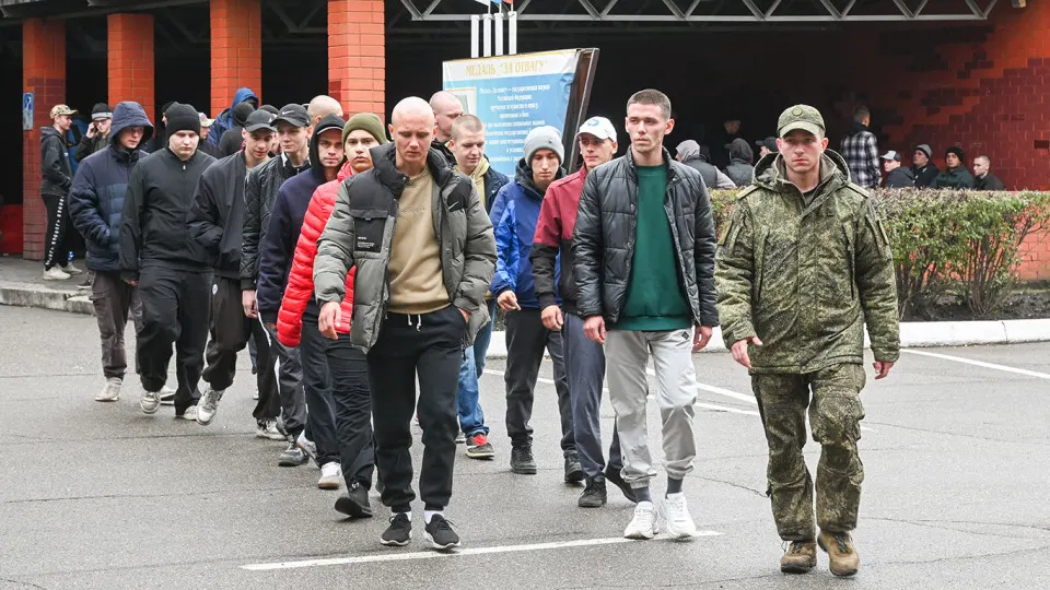 Молодого человека, получившего повестку, не пропустили на вылет из Минска: пограничники устно ссылались на запрет на выезд из России. Правозащитники указывают на обмен данными между реестрами и призывают обжаловать ограничения.