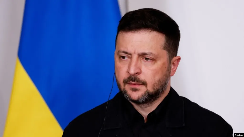 Президент Украины заявил, что предложенное в период празднования Дня Победы прекращение огня может служить Москвой для обеспечения парада на несколько часов, при этом он поддерживает инициативы, защищающие гражданских и способствующие обмену пленными.