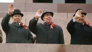 На фоне серийных атак дронов по российским НПЗ власти переходят к жёсткому госрегулированию: Минэнерго будет задавать обязательные планы по выпуску и отгрузкам бензина и дизеля, контролировать экспорт и сдерживать рост цен на АЗС в пределах инфляции.