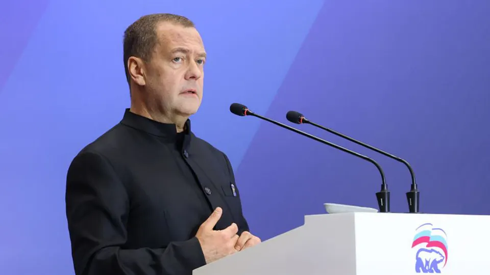 Заместитель председателя Совета безопасности заявил о реальной угрозе ядерного апокалипсиса, напомнил о роли ядерной триады и связал риск с нарастающей международной напряжённостью; при этом срок действия СНВ‑III истёк, и США не стали его продлевать.