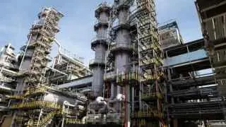 Сызранский нефтеперерабатывающий завод приостановил переработку нефти из‑за повреждения оборудования в результате атаки БПЛА; ремонт планируют завершить за одну–две недели, власти усиливают контроль за работой НПЗ и ценами на топливо.