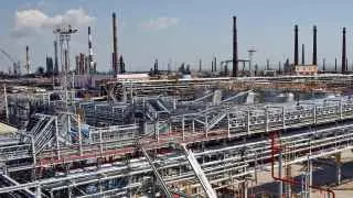 Удары беспилотников привели к остановке переработки нефти на Новокуйбышевском, Туапсинском, Нижегородском, Саратовском и Киришском нефтеперерабатывающих заводах, что уже отражается на топливном рынке.