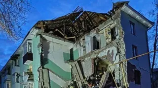 В Сызрани беспилотник попал в жилую многоэтажку, частично обрушился подъезд, из-под завалов спасены 11 человек, в том числе двое детей; массированная атака дронов затронула несколько регионов и привела к ограничениям в работе аэропортов.