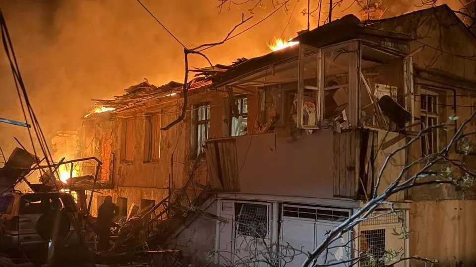 В результате массированной ночной атаки российских беспилотников по Одессе погибли два человека, 15 получили ранения, десятки жильцов эвакуированы. Это звено в серии недавних ударов дронами по украинским городам.