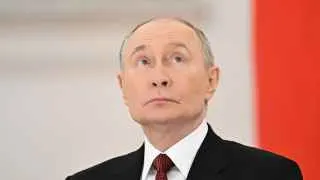 Владимир Путин заявил, что, как и в годы Великой Отечественной войны, весь тыл должен работать на нужды фронта, пообещал продолжить создание «зоны безопасности» на границе с Украиной и добиваться выполнения целей СВО, тогда как эксперты и источники указывают на планы затянуть боевые действия и подготовку к новой волне мобилизации.