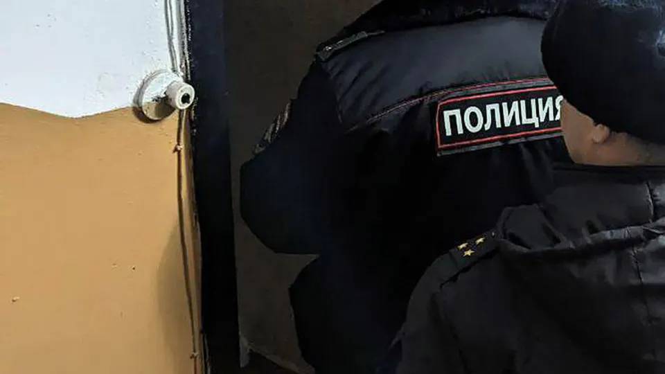 Двоих подозревают в прикреплении молотков со следами бурой жидкости к входным дверям сотрудников Роскомнадзора. ФСБ задержала подозреваемых, один из них несовершеннолетний; возбуждено уголовное дело об хулиганстве на фоне масштабной блокировки Telegram и резкого роста скачиваний VPN.