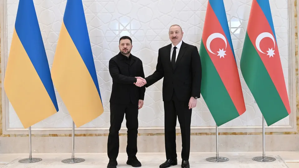 Президенты Украины и Азербайджана в Габале заявили о взаимной поддержке суверенитета, договорились развивать военно-техническое сотрудничество и обсудили возможность проведения трехсторонних мирных переговоров с участием России и США.