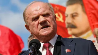 Лидер КПРФ Геннадий Зюганов на заседании Госдумы заявил, что резонансное обращение блогера Виктории Бони к Владимиру Путину подняло те же острые социально-экономические вопросы, о которых коммунисты давно говорят в парламенте, и предупредил, что без срочных мер страна может столкнуться с ситуацией, напоминающей 1917 год.