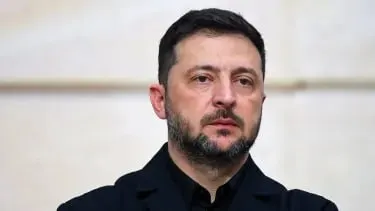 Президент Украины заявил, что российские силы продолжают атаки вопреки перемирию: около 150 штурмов, свыше сотни обстрелов и почти 10 000 ударов дронами-камикадзе за сутки.