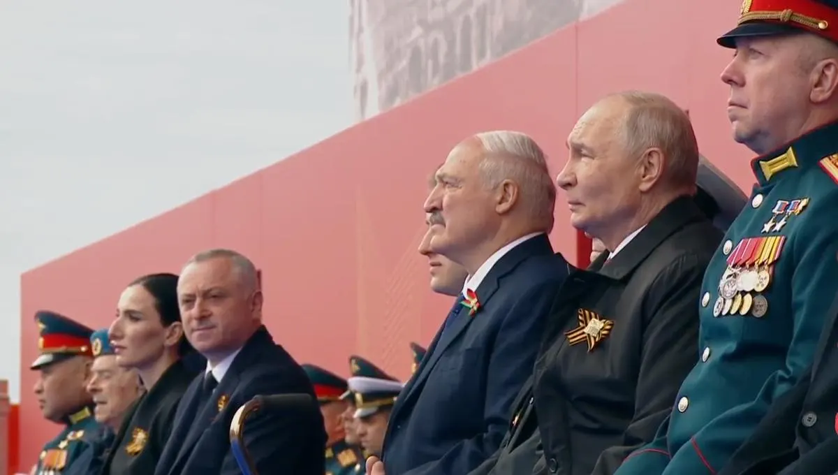 Президент назвал День Победы священным, вспомнил вклад советского народа в разгром нацизма и связал подвиг предков с действиями современных воинов СВО; на трибуне рядом с ним впервые разместили участника операции.