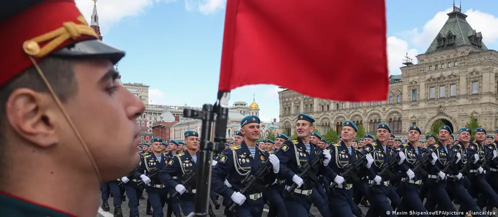 В нескольких регионах России парады и салюты в честь Дня Победы 9 мая будут сокращены или отменены. Официально это объясняют соображениями безопасности, эксперты называют также перегруженность техники на фронте и политические мотивы.