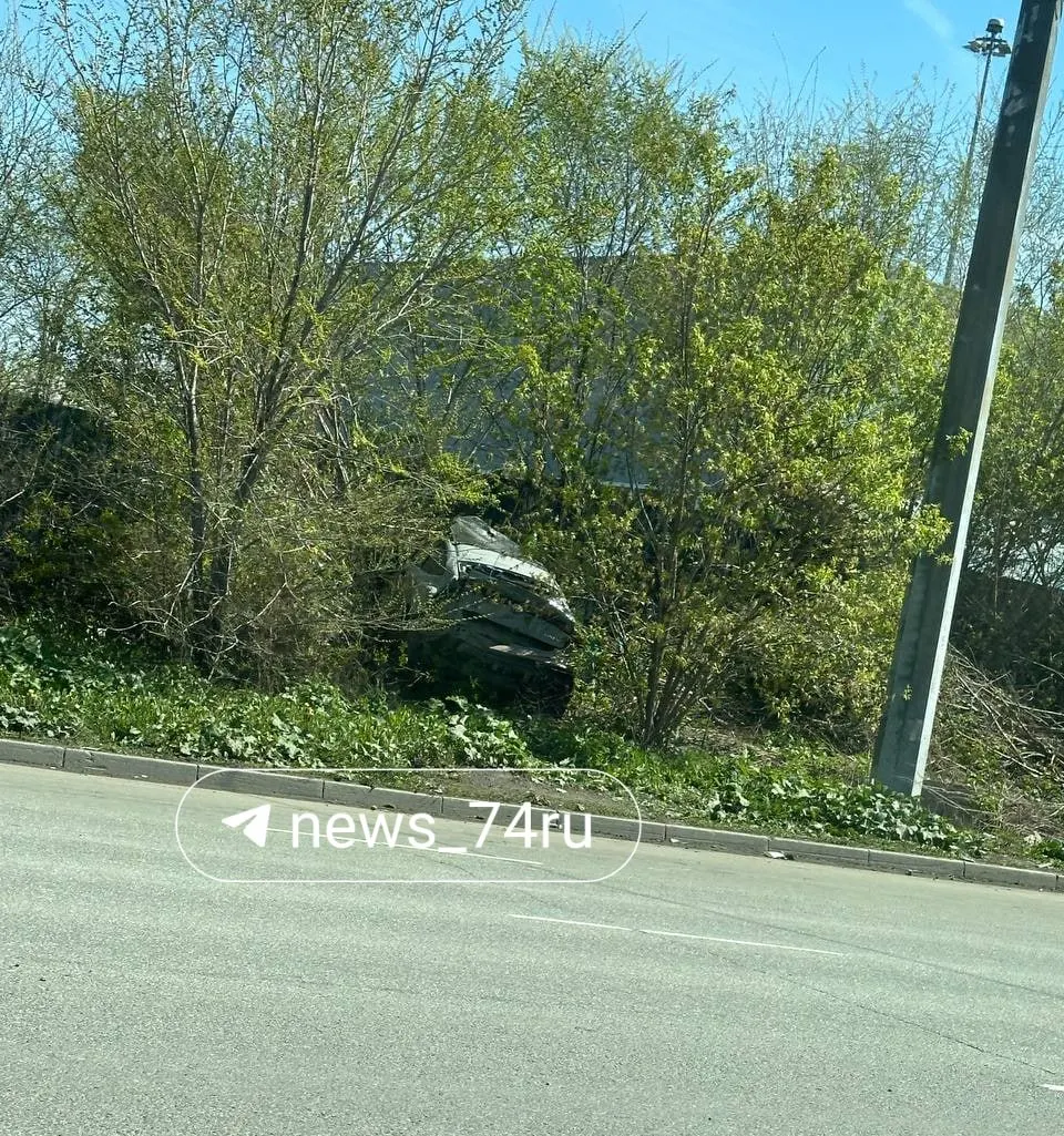 Житель заметил, что несколько дней в кустах на пересечении улиц Свободы и Труда стоит разбитый автомобиль Changan. Детали происшествия уточняются.