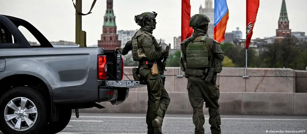 Власти отозвали приглашения, выданные зарубежным корреспондентам, изменили формат парада и отменили участие военной техники. Решения связаны с «текущей оперативной обстановкой» и угрозами с территории Украины.