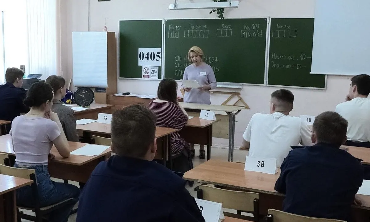 В новых методических рекомендациях указано, что организаторы и охрана не имеют права прикасаться к участникам ЕГЭ и их вещам; при срабатывании металлоискателя участников просят добровольно предъявить или сдать предмет.