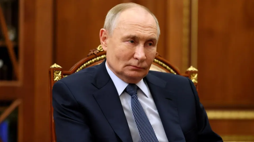 Президент заявил после парада Победы, что конфликт близок к завершению, обвинив западные элиты в срыве мирного соглашения и объяснив отсутствие военной техники на параде необходимостью сосредоточить войска на операции.