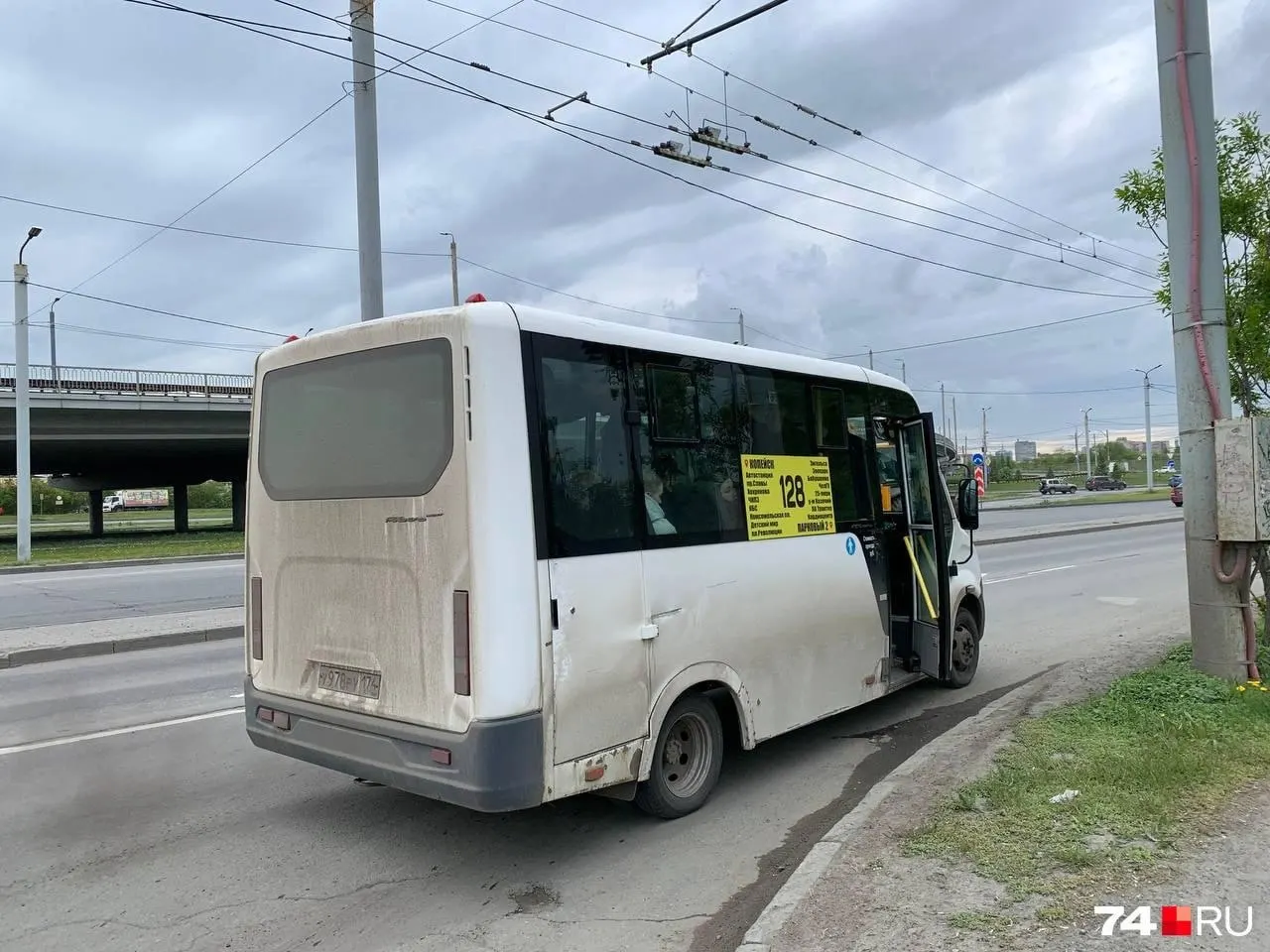 Пассажирки и пассажиры Северо‑Запада Челябинска и Копейска жалуются, что маршрутка №128 регулярно не выходит на часть рейсов — в Миндортрансе подтверждают недовыполнение рейсов перевозчиком.