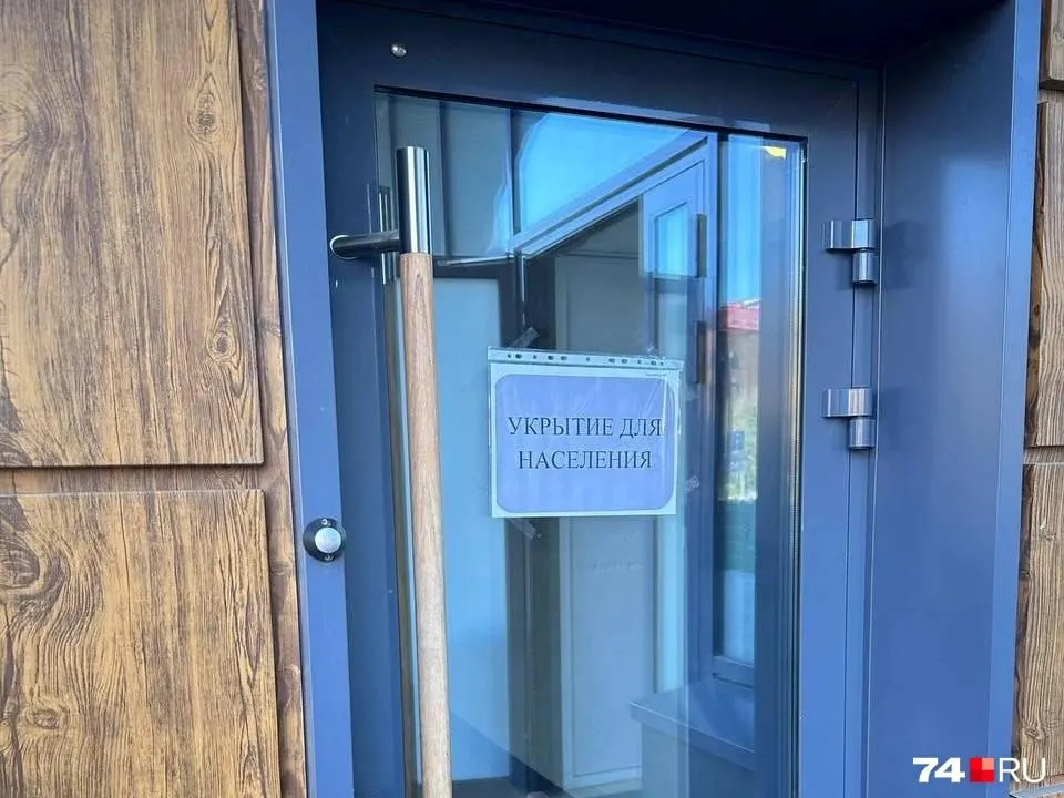 В жилом комплексе пояснили, что при сигнале «Внимание всем!» магнитные замки в укрытии отключаются, и туда сможет войти любой оказавшийся поблизости — жильцы боятся за сохранность личных вещей и общей территории.