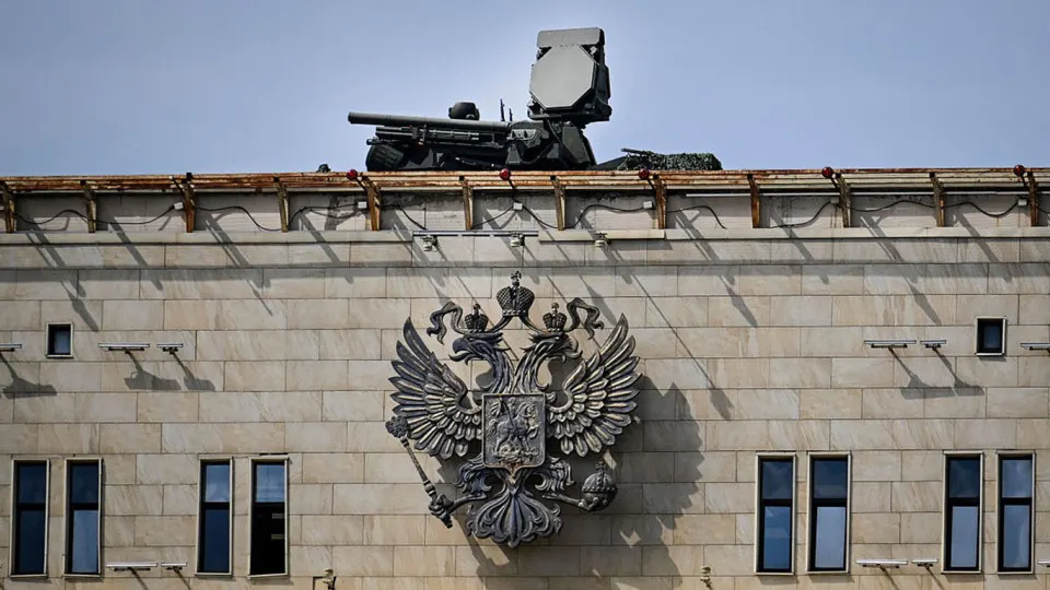 Ради защиты парада 9 мая к столице перебрасывают значительную часть систем ПВО, что ослабляет оборону других регионов. Командование украинских дронов заявляет о намерении наносить удары по энергетике и периферийным военным объектам.