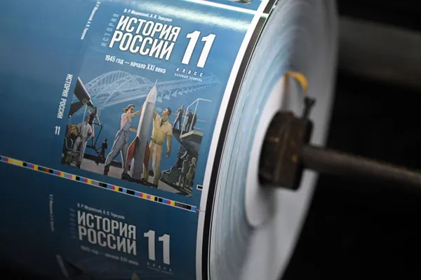 Документ предлагает создать единую систему исторического просвещения, охватывающую школьные занятия, внеклассную работу, музеи, библиотеки и цифровые ресурсы; план реализации рассчитан на пять лет.