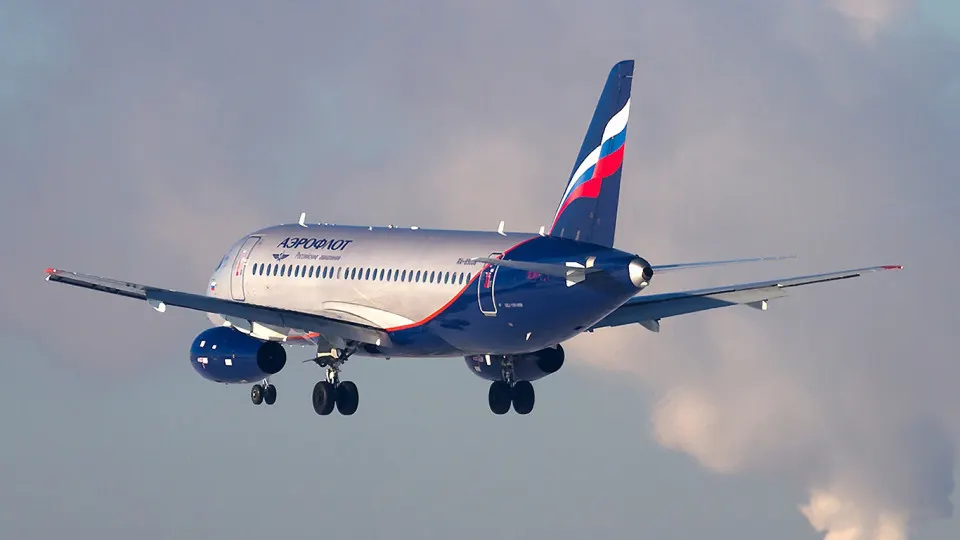Ведомство рассматривает удвоение допустимого налета и повышение ресурса SSJ100 на фоне срыва программы возрождения гражданского авиастроения: двигатели не сертифицированы, планы по выпуску лайнеров сорваны, доля отечественных самолётов в парке остаётся низкой.