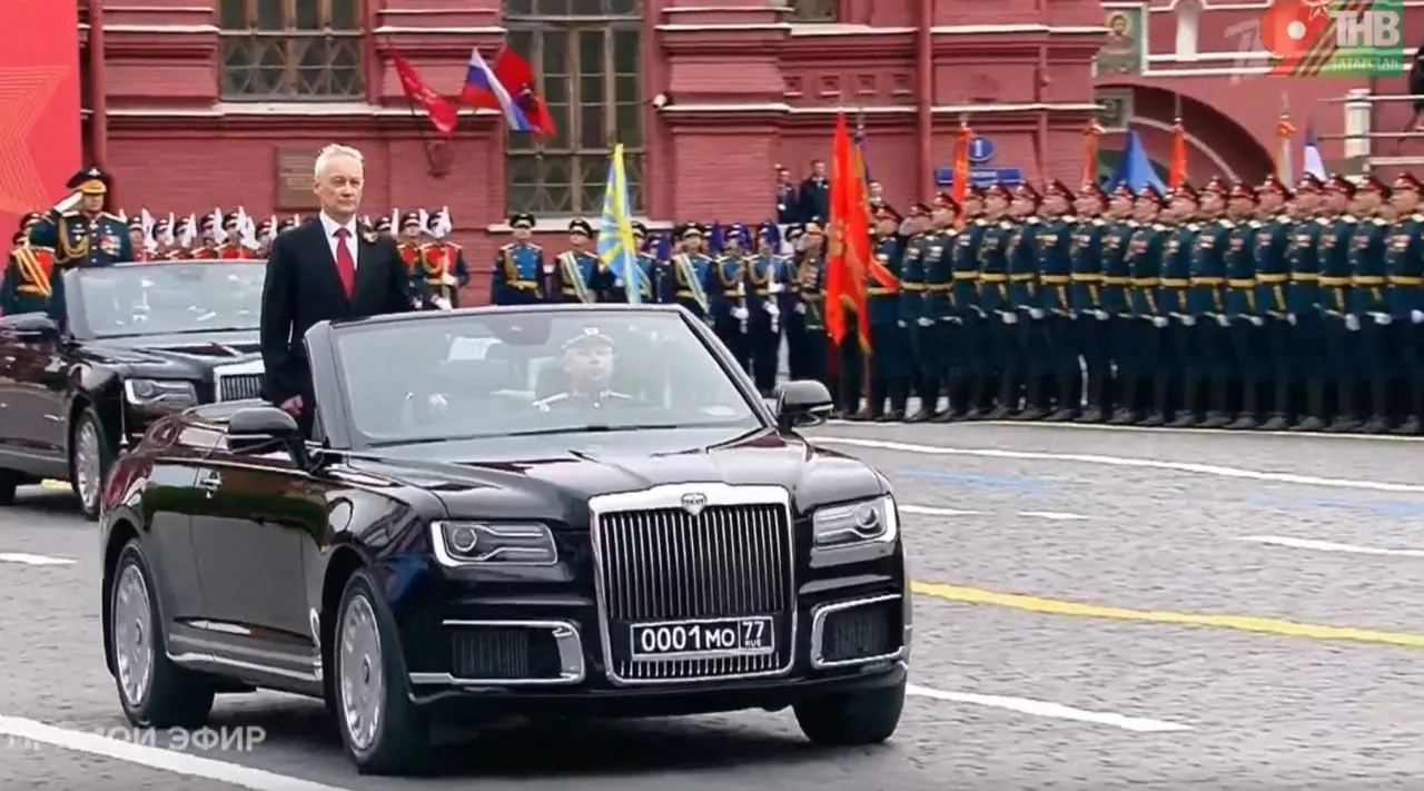 Министр провёл осмотр войск, перемещаясь в кабриолете Aurus. Этот кабриолет выпущен в Москве, а другие версии модели собирают в Елабуге.