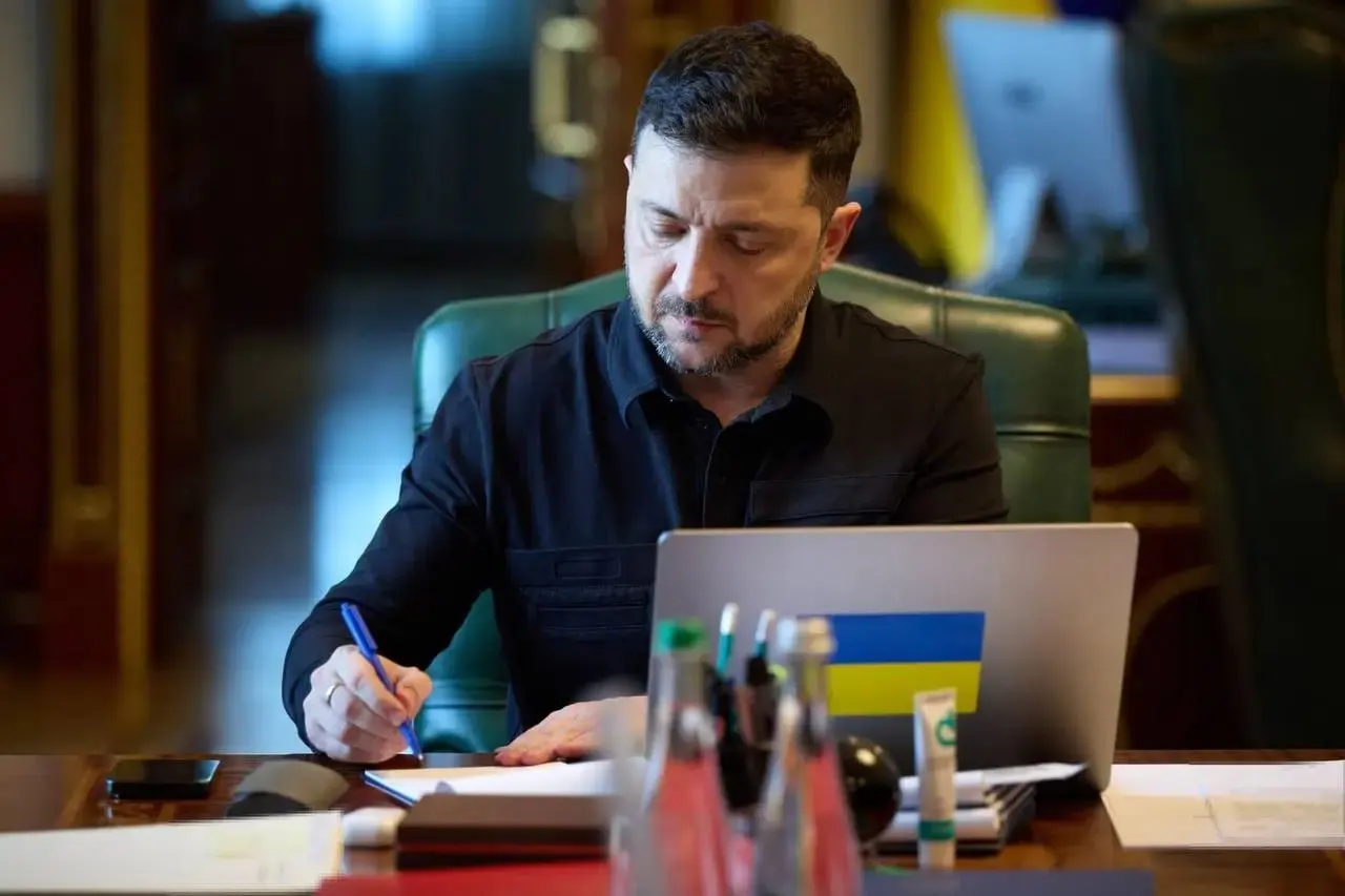 Президент Украины сообщил, что ВСУ введут прекращение огня с 00:00 в ночь с 5 на 6 мая и будут действовать зеркально в ответ на объявленное Россией перемирие.