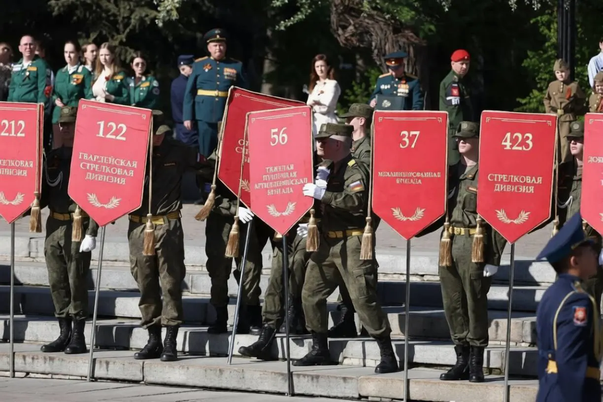 Во время возложения цветов на Аллее Славы один из курсантов почувствовал недомогание и был выведен со строя. Участники стояли на солнце с раннего утра, почти без укрытия.