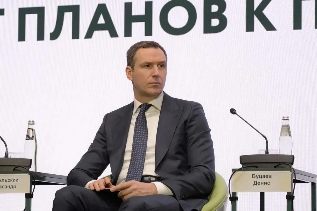 Дениса Буцаева разыскивают по делу о хищении средств Российского экологического оператора. По данным следствия, он может находиться в США. Мусорная реформа, на которую потратили не менее 94 млрд рублей, признана проваленной — перерабатывается не более 10% отходов вместо планируемых 36%.