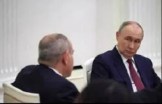 Маркетплейсы временно остановили реализацию товаров из Армении без подробных объяснений; позже Wildberries объяснил это новыми таможенными требованиями. Параллельно Роспотребнадзор заблокировал продажу более 1,1 млн бутылок минеральной воды «Джермук». Ограничения последовали после визита Николa Пашиняна в Москву 1 апреля.