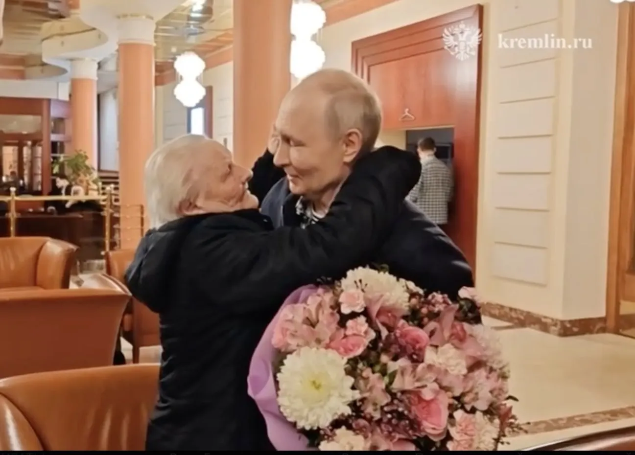 Президент России эмоционально встретился с первой учительницей — обнял, поцеловал и не скрывал слёз.