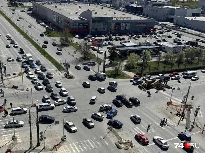 Во время капитальной реконструкции на перекрёстке перестали работать светофоры; из‑за этого случились несколько столкновений. ГИБДД передало информацию в мэрию, в часы пик на место выведут регулировщиков.
