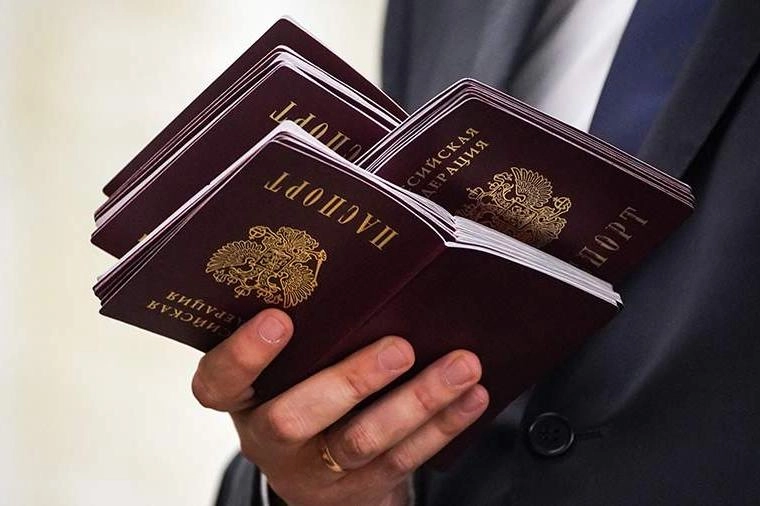 Депутаты от «Единой России» намерены внести в законопроект о гражданстве поправки ко второму чтению: иностранцам, якобы незаконно осужденным за поддержку политики России и специальной военной операции за границей, предлагают разрешить получать РВП, ВНЖ и гражданство несмотря на непогашенную судимость.