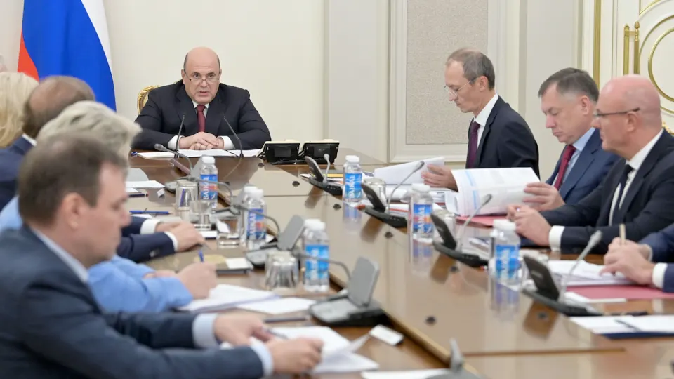 Кабмин обязует крупнейшие нефтекомпании согласовывать объёмы производства, отгрузок и продаж топлива, чтобы поддержать внутренний рынок после серии ударов по НПЗ и падения переработки до многолетних минимумов.
