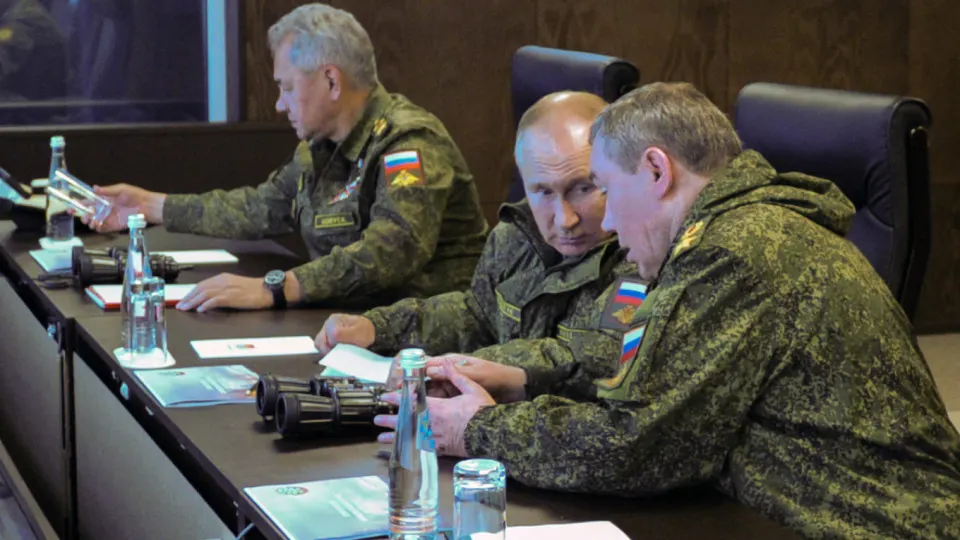 По данным разведки одной из европейских служб, в Кремле опасаются заговора или попытки военного переворота. В качестве возможного организатора называют Сергея Шойгу. Власти усилили защиту руководства, а ряд высокопоставленных военных и чиновников попали под уголовные дела и аресты.