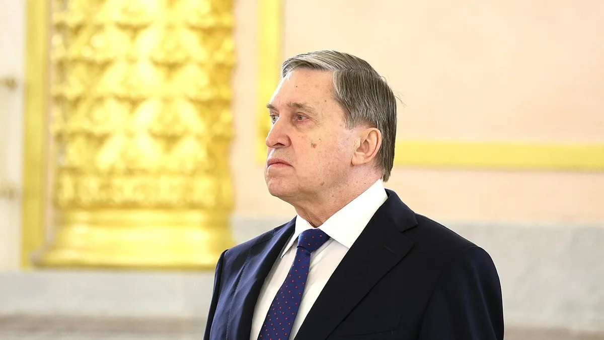 Помощник президента заявил, что прекращение боевых действий невозможно без вывода украинских войск из Донбасса; по его словам, переговоры будут бессмысленны до выполнения этого условия. Он также отметил активность телефонных контактов со стороны США, а президент выразил готовность встретиться с Владимиром Зеленским при условии предварительных окончательных договорённостей.