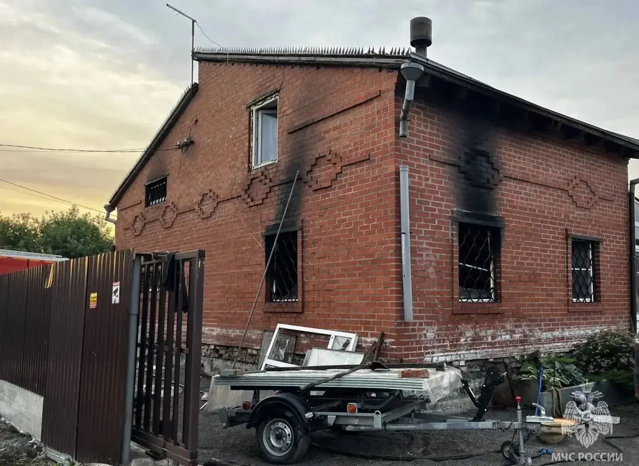 В ночном возгорании садового дома в СНТ «Часовщик» погибли три человека, двоих госпитализировали. Площадь пожара составила около 15 кв. м, причина устанавливается.