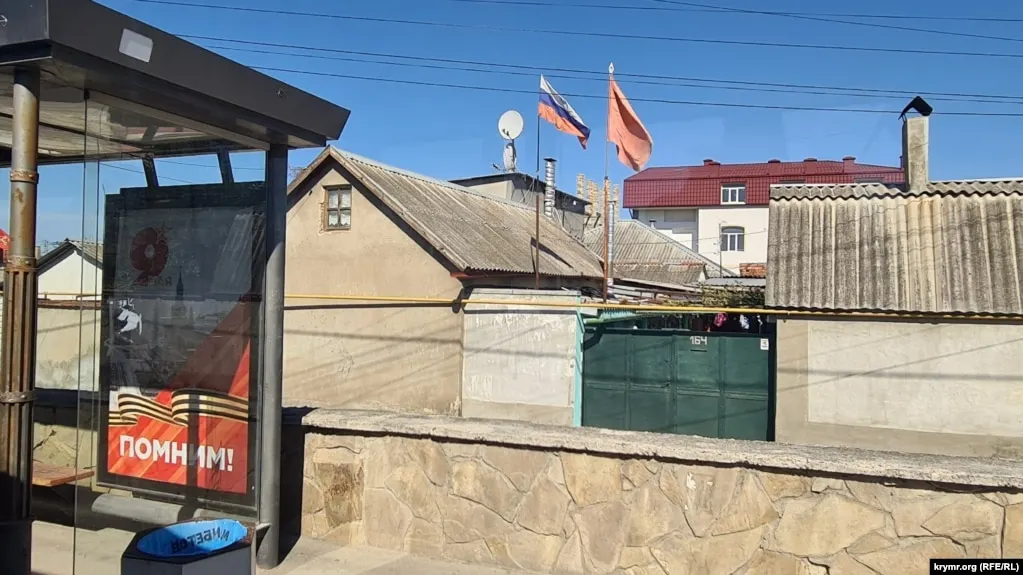 По сообщениям российских властей, в результате ударов беспилотников в Симферополе, на пригородном поезде и в нескольких населённых пунктах есть погибшие и раненые. Минобороны сообщает о сотнях сбитых дронов; официальных комментариев с украинской стороны пока нет.