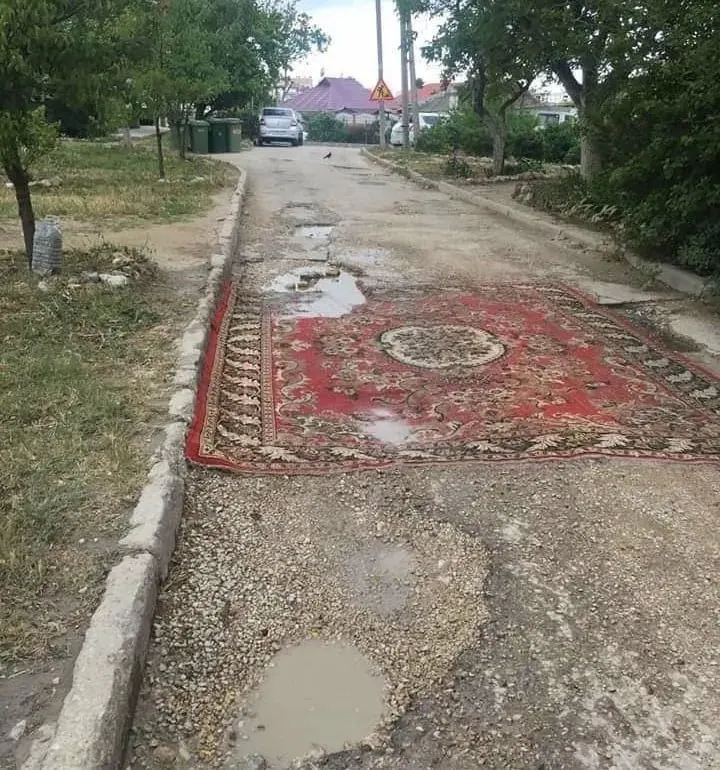 В Госдуму внесён законопроект, который позволяет жильцам самостоятельно восстанавливать асфальтовое покрытие во дворах и на местных дорогах — сейчас за такие работы без согласования предусмотрен штраф.